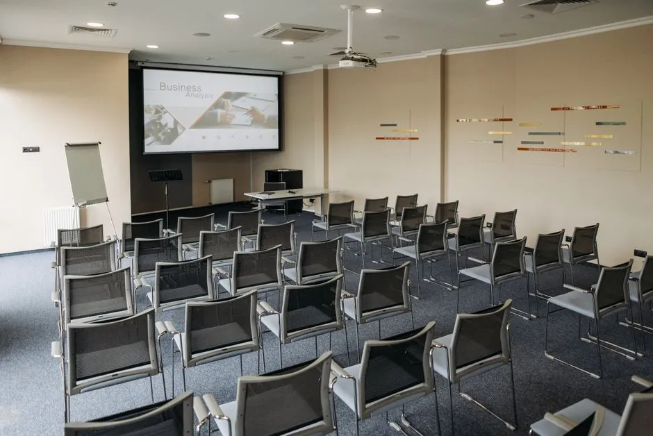Lecture hall with a presentation displayed on the projector screen